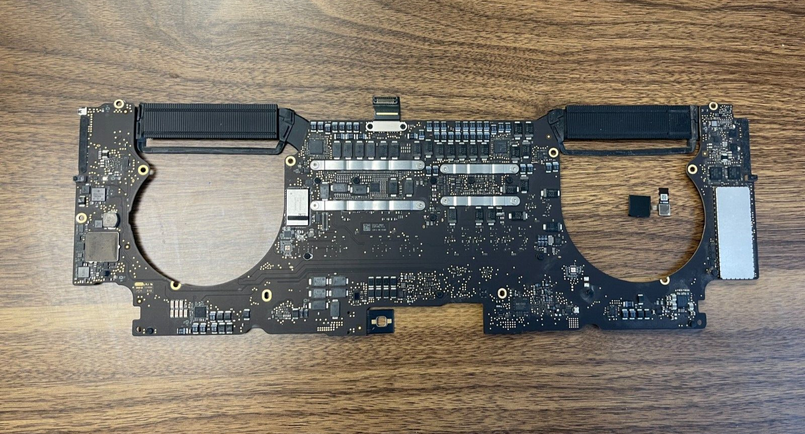 Apple MacBook Pro 15″ 2017 A1707 i7 2.8GHz 16GB 256GB Logic Board 820-00928-A