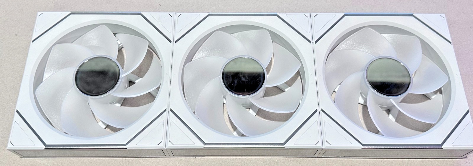 Lian Li UNI Fan SL-Infinity Wireless 120 – 3 Pack (Reverse Blade) – 2.4 GHz