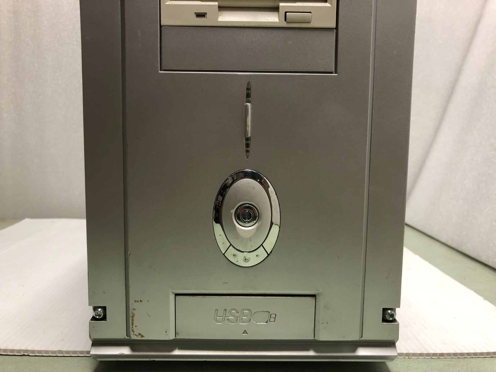 Unbranded Steel Silver Gray Mid-2000s ATX Mid Tower Gaming Computer Case – Used