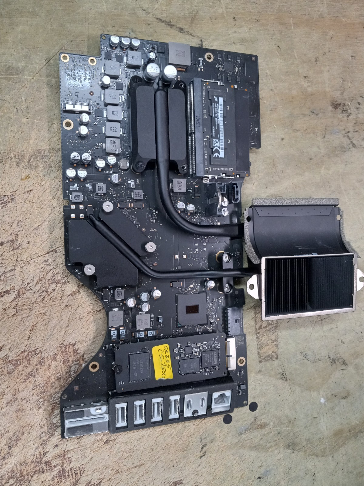 Apple iMac 21.5″ A1418 2017 Logic Board i5 3.4GHz Radeon Pro 560 4GB 820-01061-A