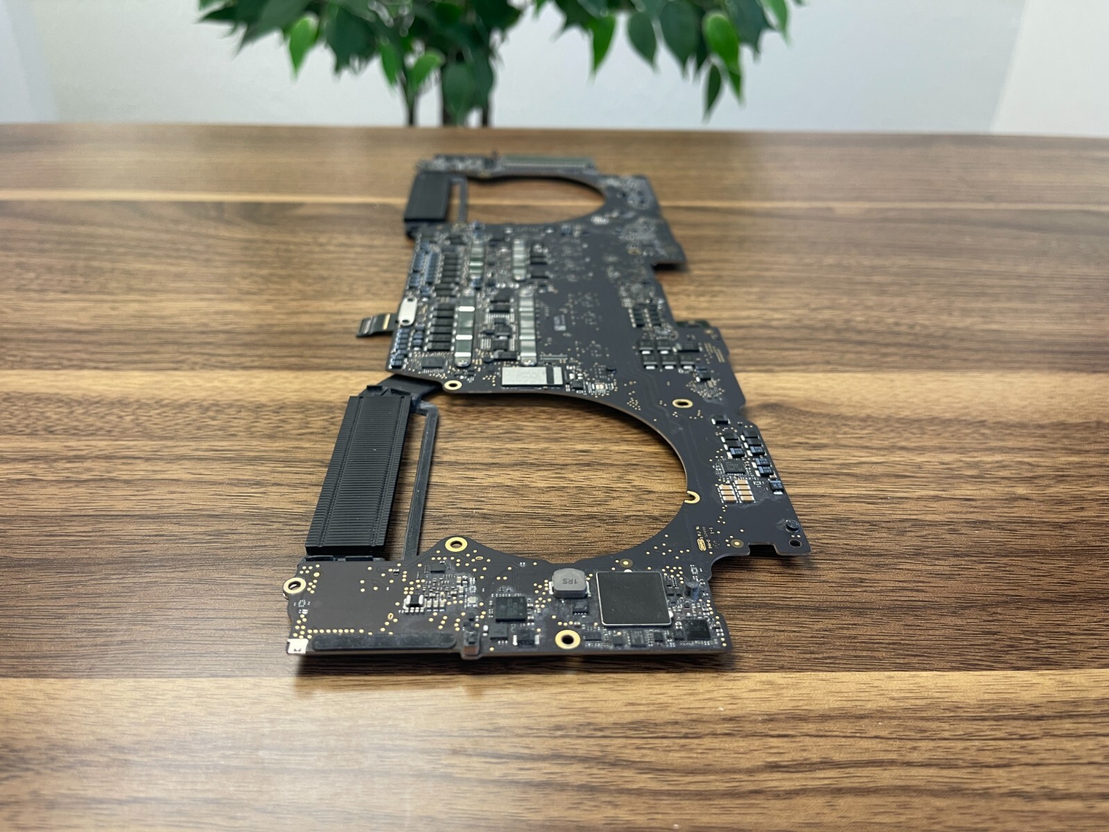 Apple MacBook Pro 15″ 2017 A1707 i7 2.8GHz 16GB 256GB Logic Board 820-00928-A