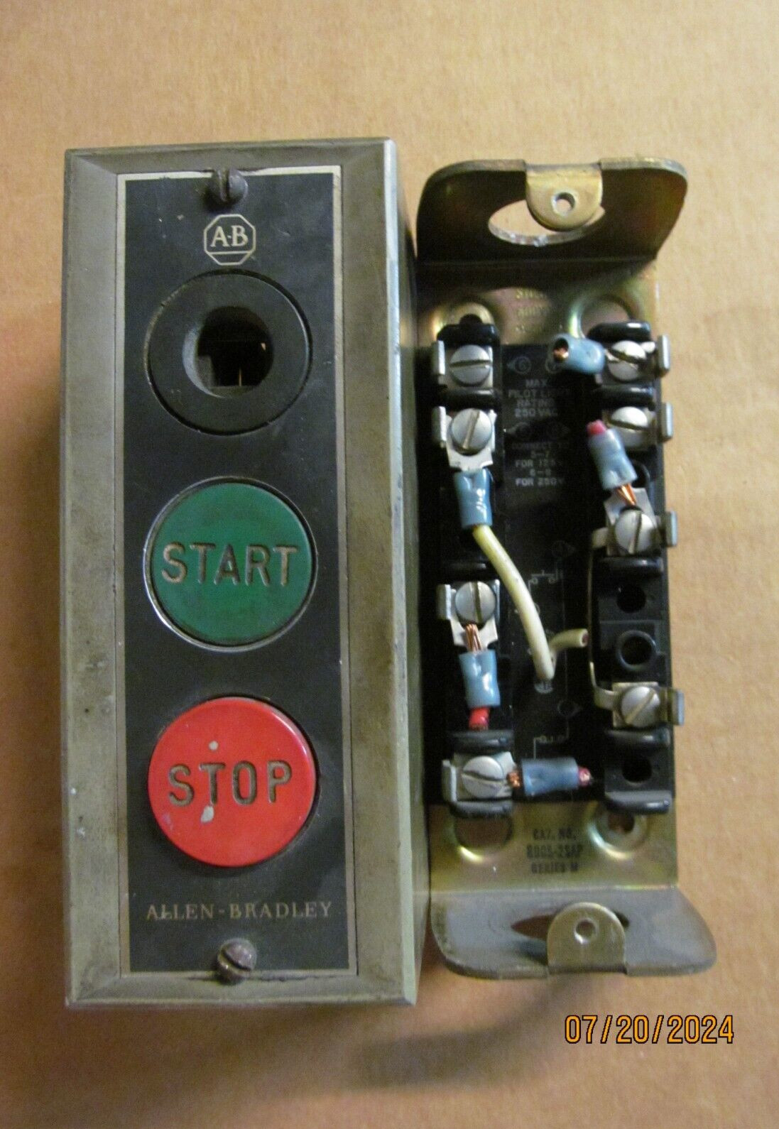 ALLEN BRADLEY 800S-2SAP SER M PUSH BUTTON ENCLOSURE (SEE DESCRIPTION)