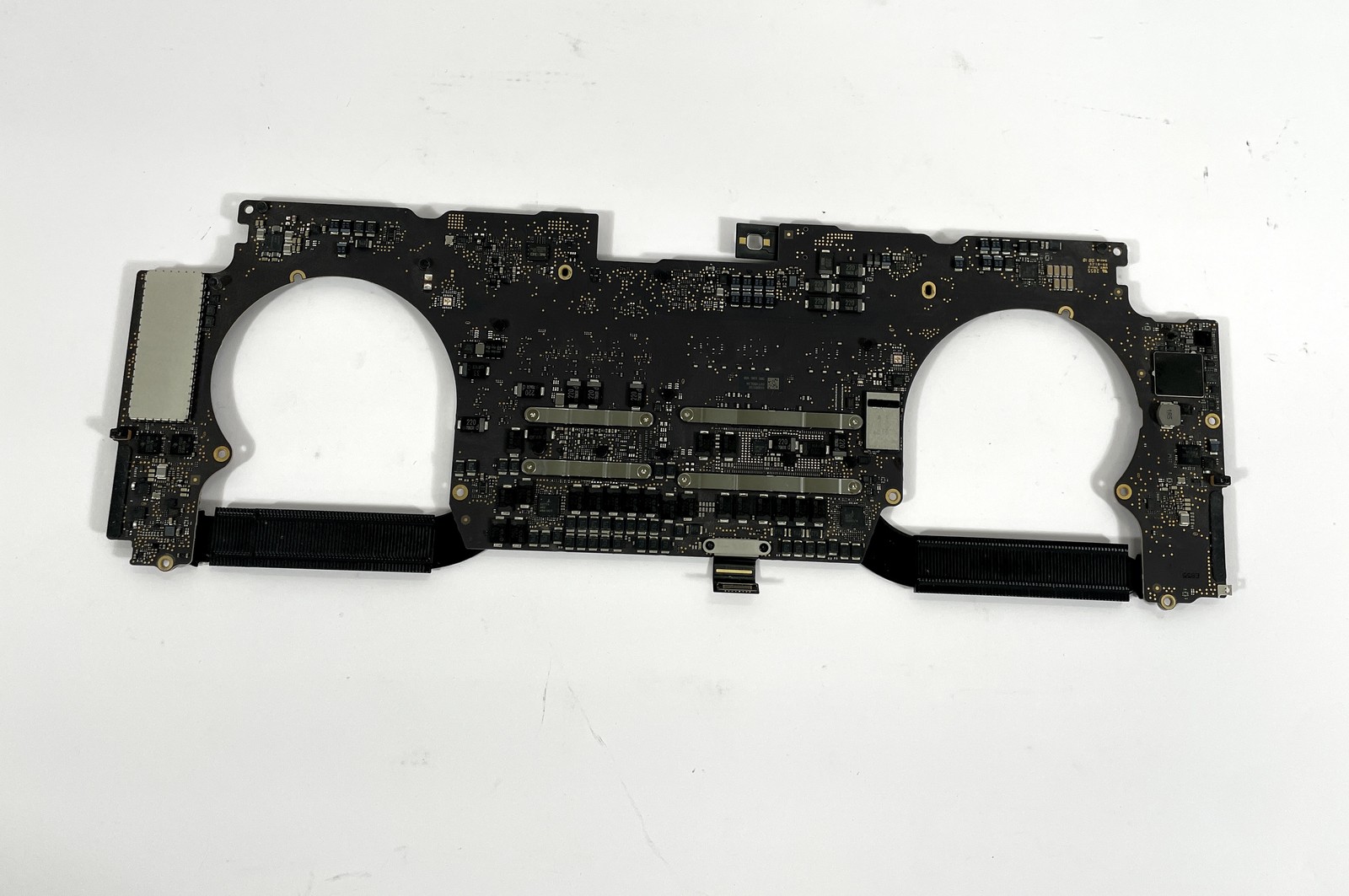 Apple MacBook Pro A1707 Logic Board i7-7700HQ 500GB Radeon Pro 560 820-00928-A