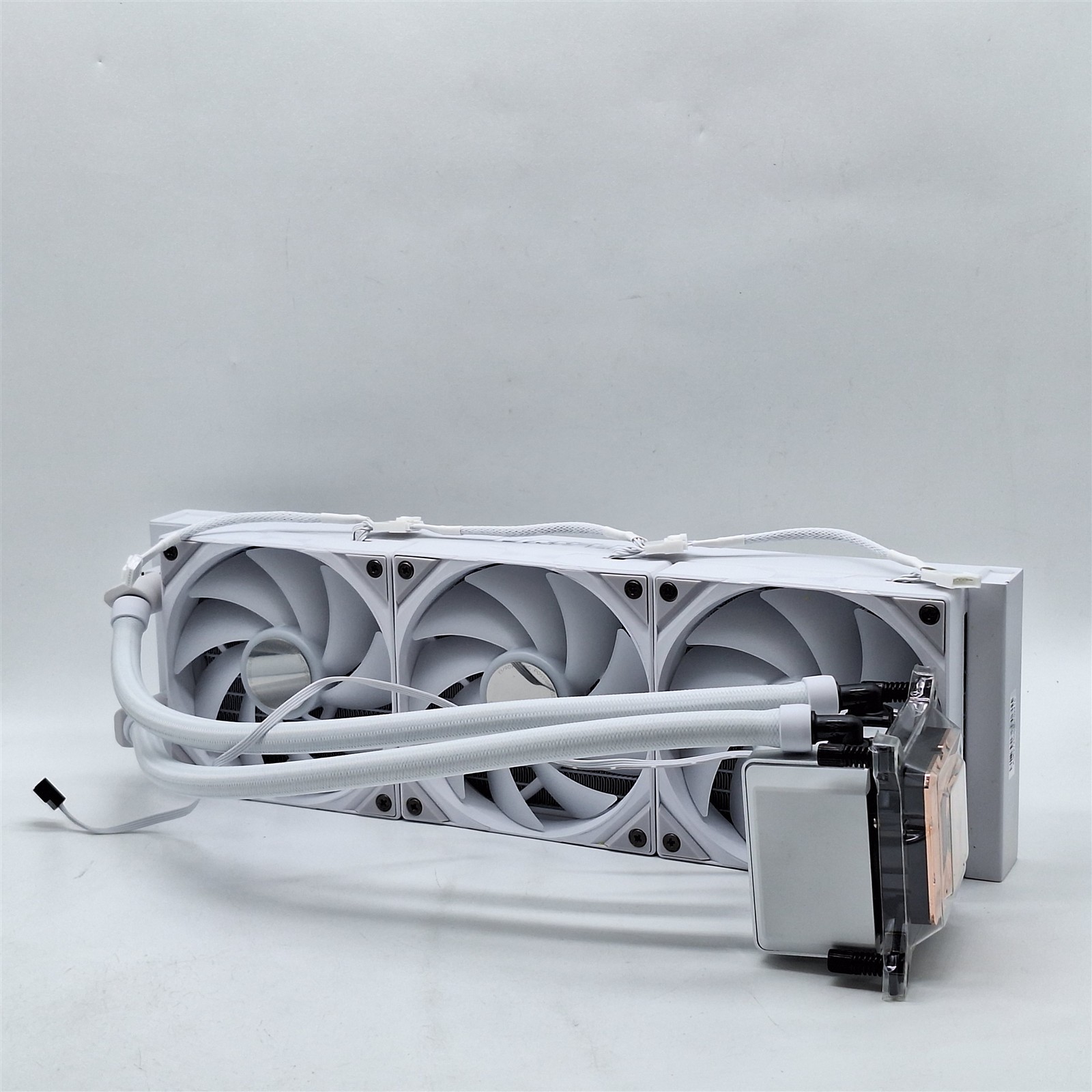 Lian Li GA II LCD 360MM AIO Asetek 8th Gen – 2.88” IPS LCD screen liquid cooler