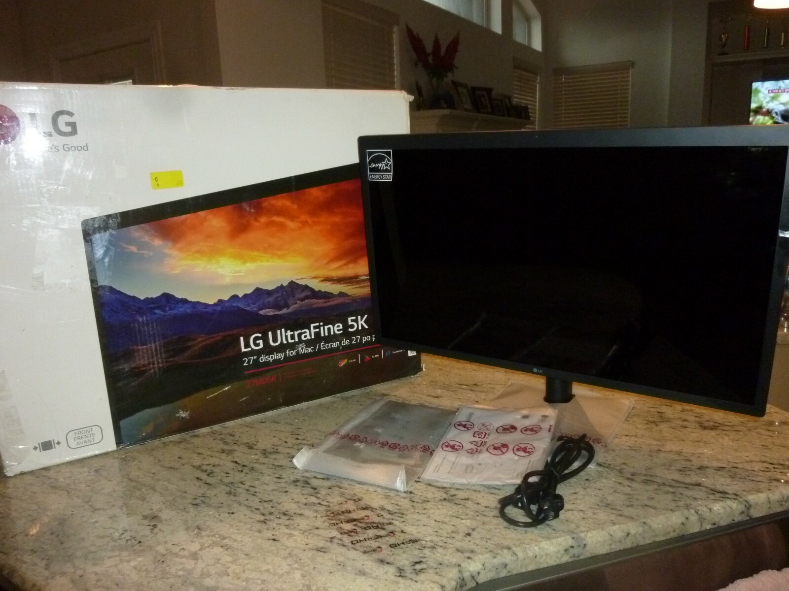 New LG 27MD5KB-B 27″ UltraFine 16:9 5K(5120 x 2880) IPS Monitor w/Issue