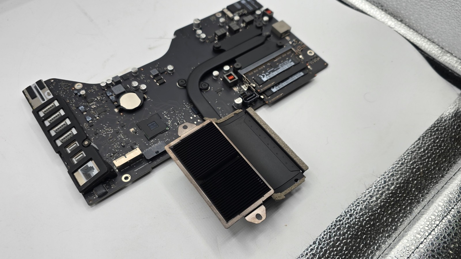 Late 2013 iMac Logic Board A1418 21.5 2.7GHz i5 820-3588-A 661-7923 w/ 8gb mem