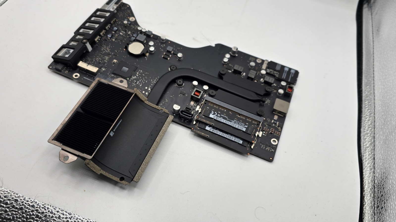 Late 2013 iMac Logic Board A1418 21.5 2.7GHz i5 820-3588-A 661-7923 w/ 8gb mem