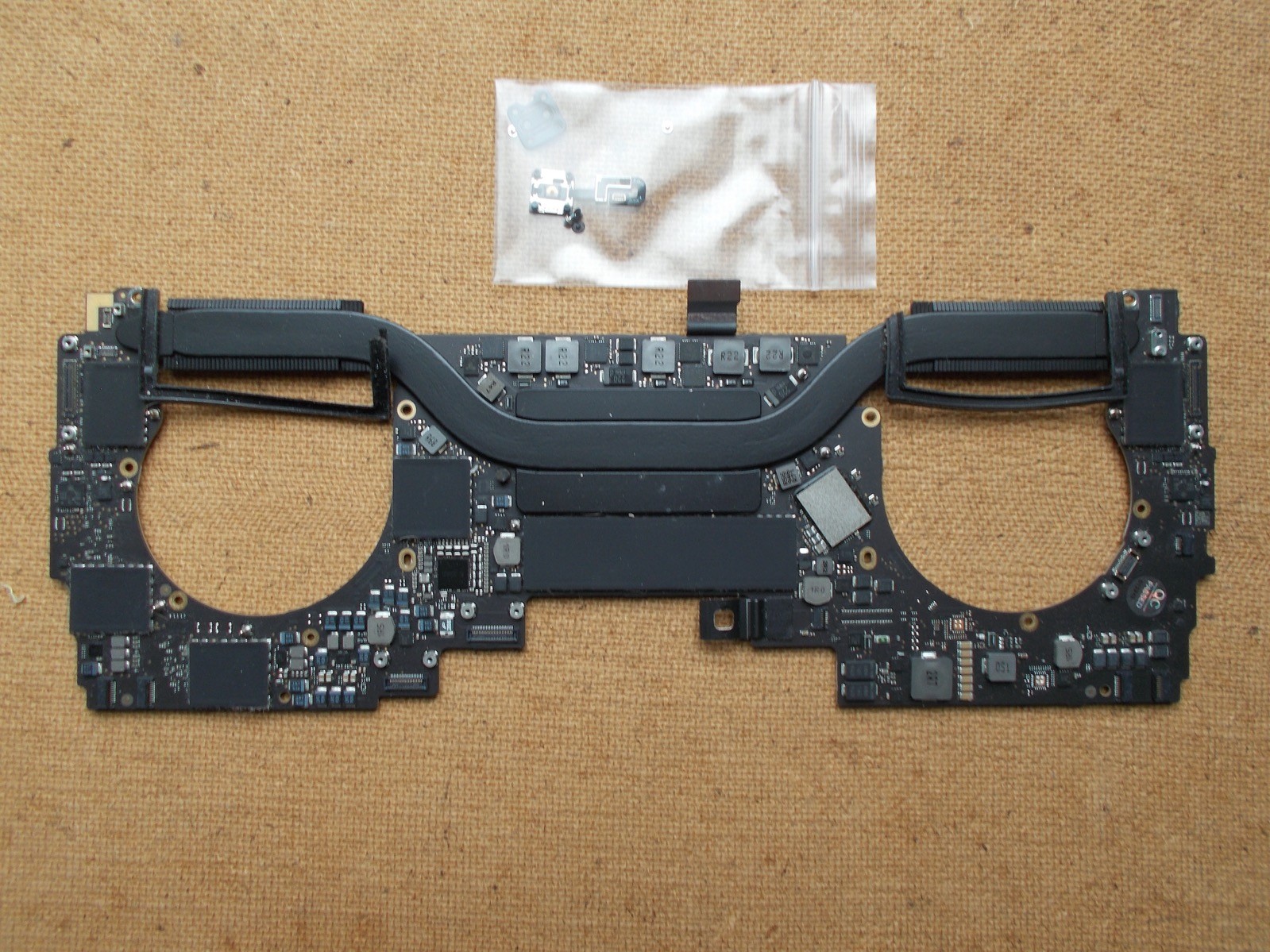 MacBook Pro 13″ A1989 2019 i5 2.4GHz 8GB 256GB Logic Board with Touch ID W/OS