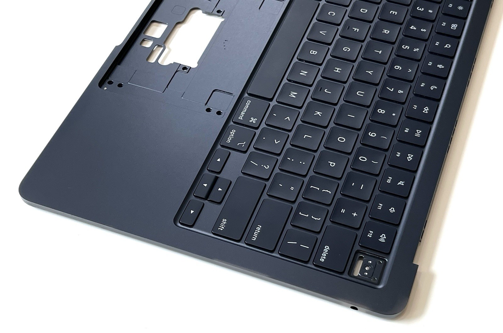 MacBook Air M4 13″ 2025 A3240 Palmrest w/ Keyboard Midnight OEM Part Grade B-