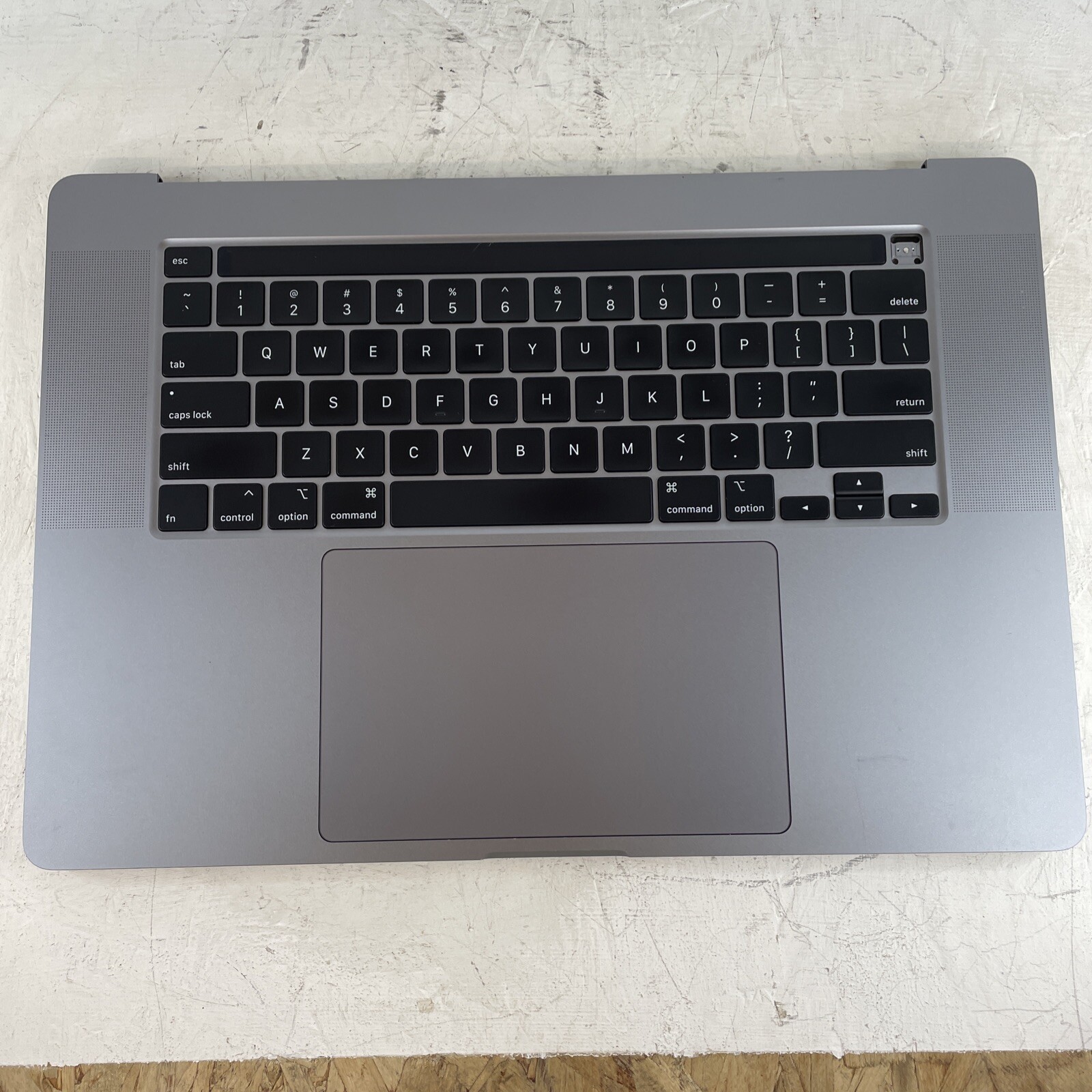 MacBook Pro A2141 2019 16″ Space Gray Palmrest Assembly (Unknown battery) Z18