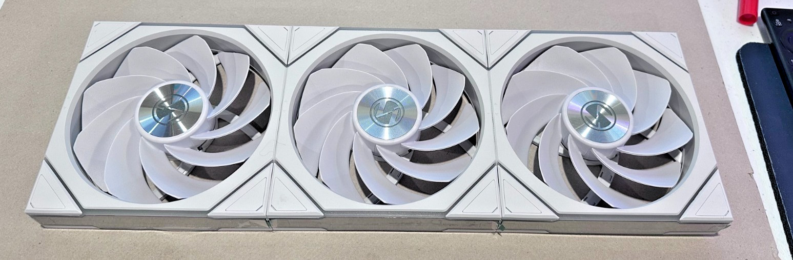 Lian Li UNI Fan TL Wireless 140-3 Pack (Reverse Blade) – White (14RTL1W3W) V2