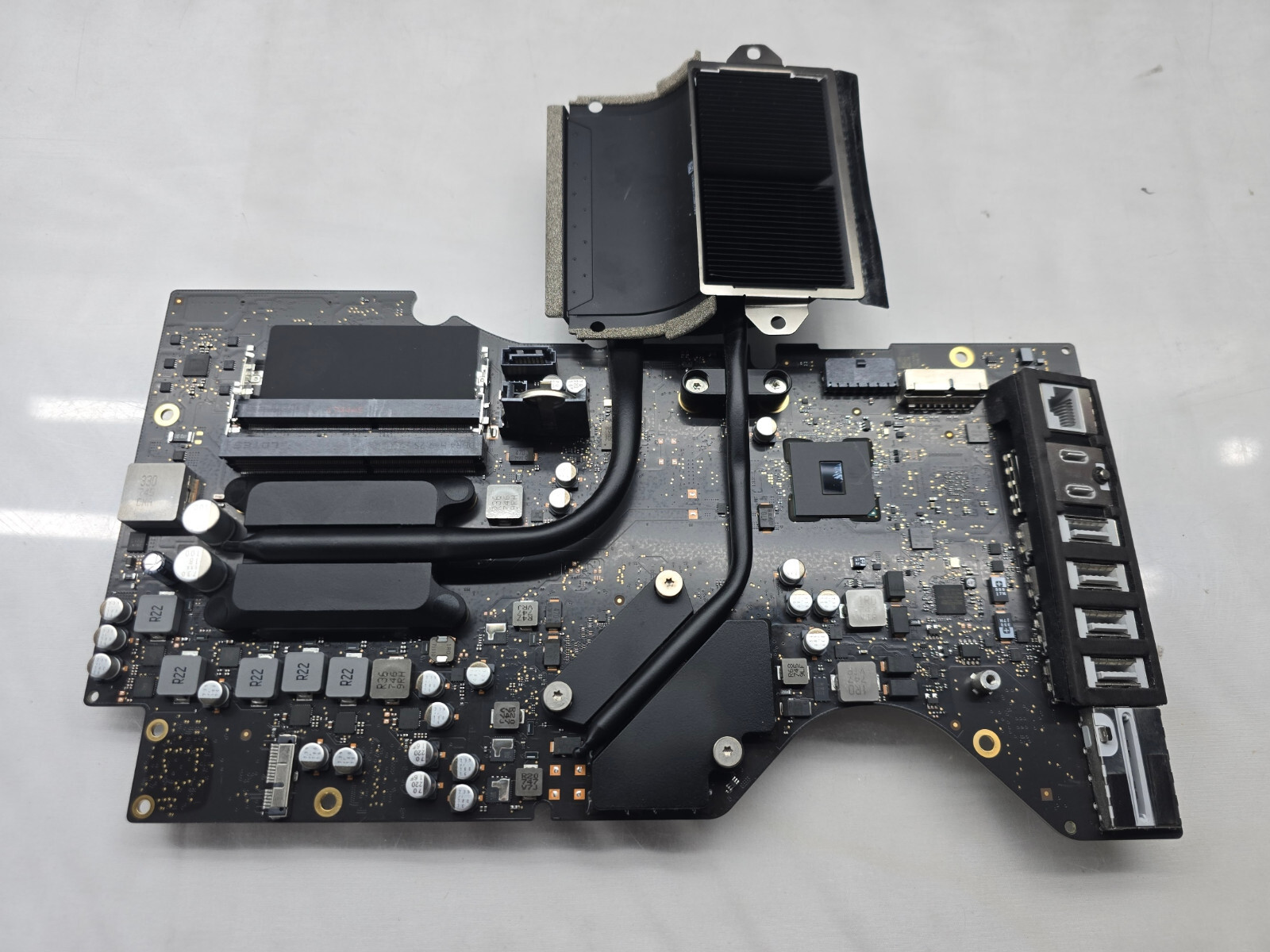 Apple 21″ iMac Logic Board iMac18,2 Mid 2017 661-03375 3.4GHz i5 Radeon Pro 560