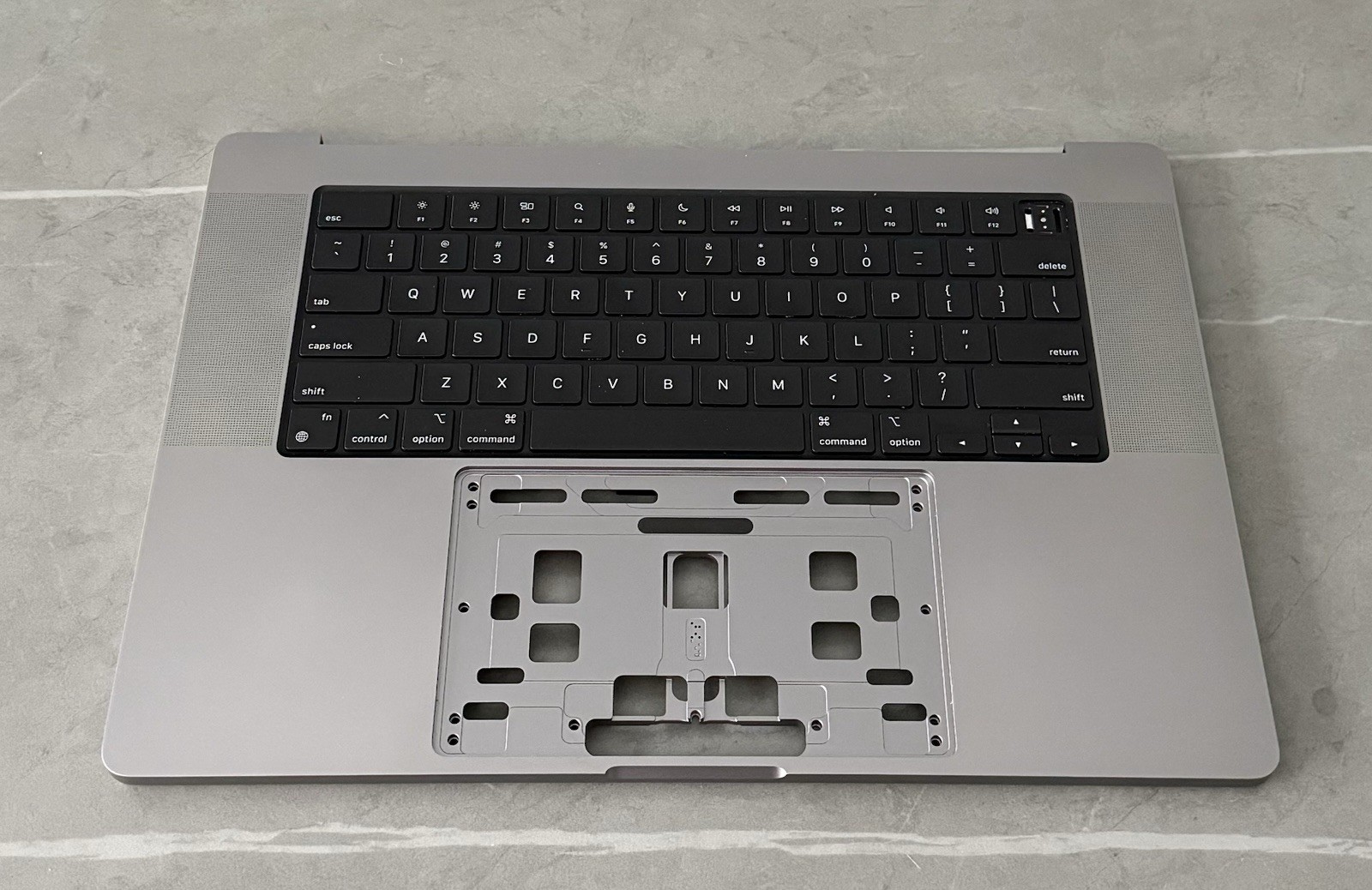 Apple MacBook Pro A2485 16″ 2021 Original Palmrest w/ Keyboard Gray Grade A-