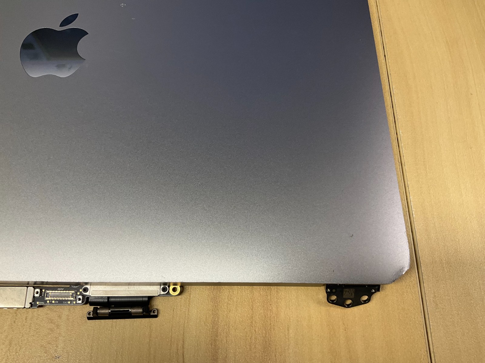 MacBook Pro A1989 13″ LCD Assembly SPACE GRAY 661-10037 Dents Grade C