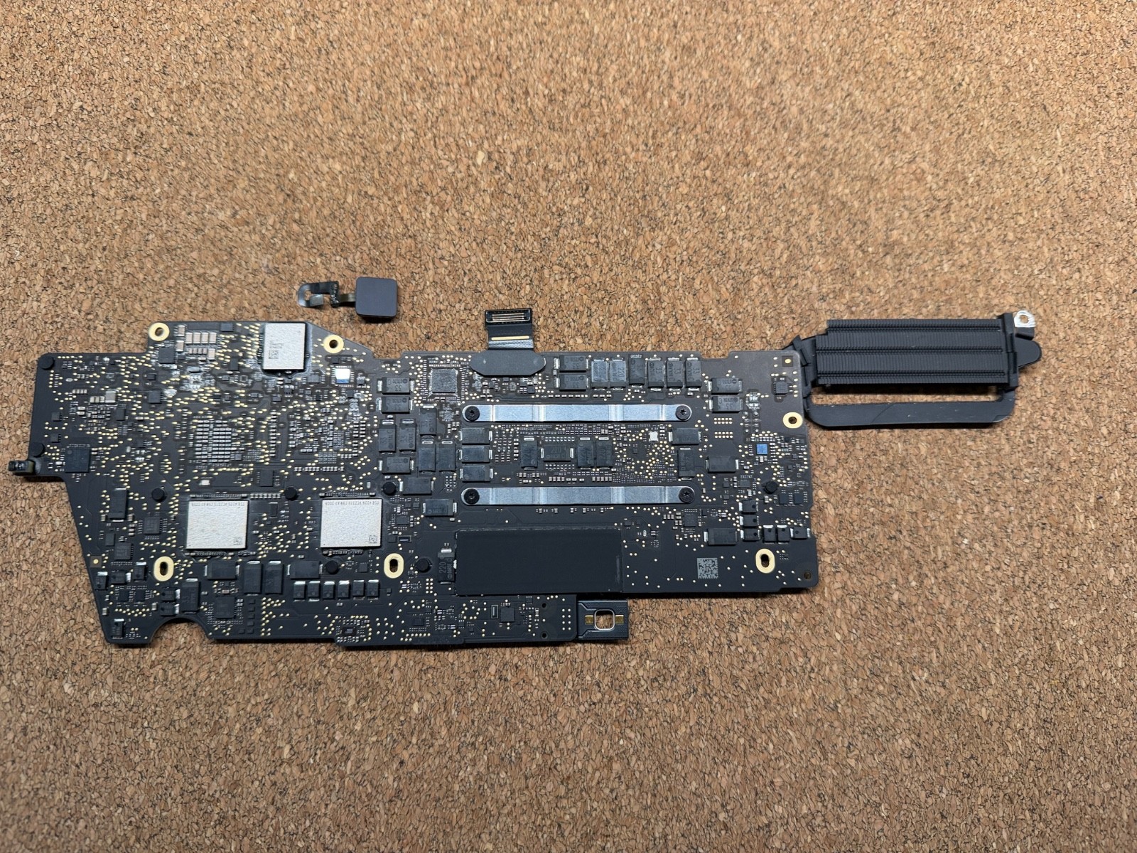 Apple MacBook Pro 13″ A2289 2020 Logic Board i5 1.4GHz 8GB 256GB SSD ***READ***