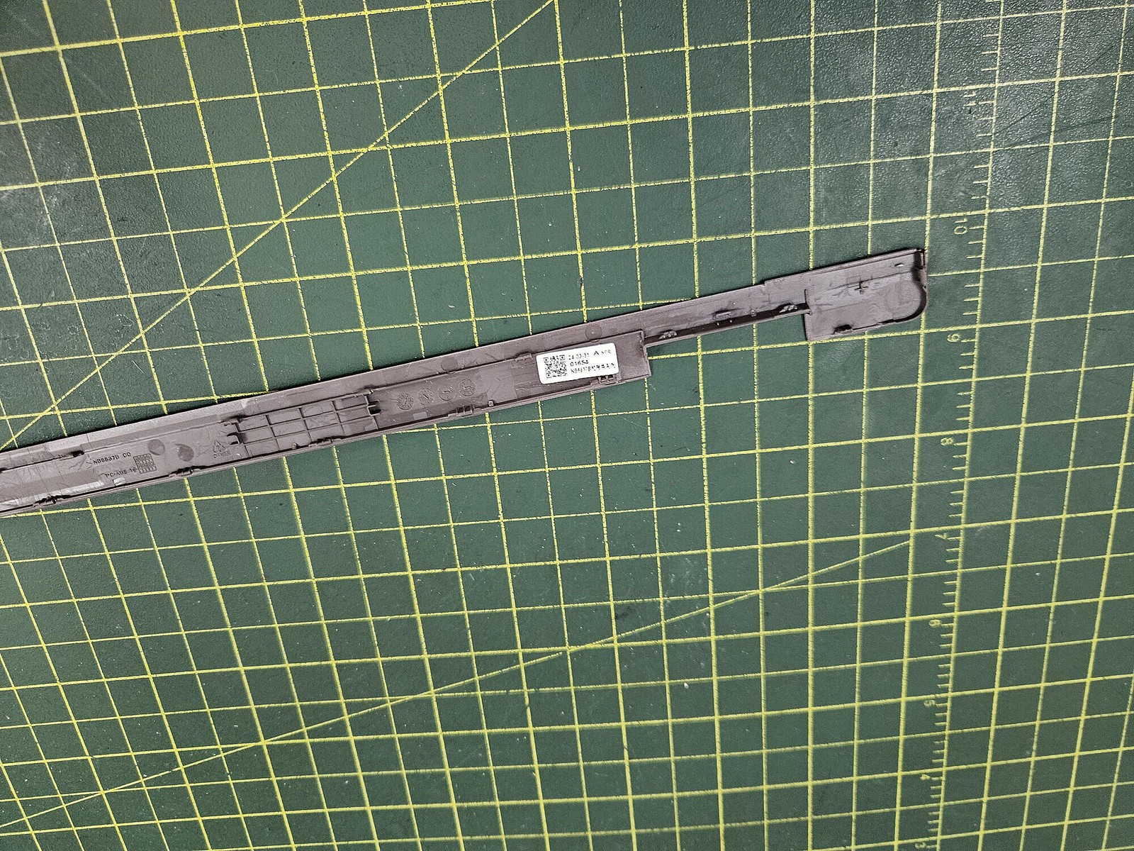 Lenovo IdeaPad 5 2-in-1 16IRU9 16″ Hinge Cover Trim