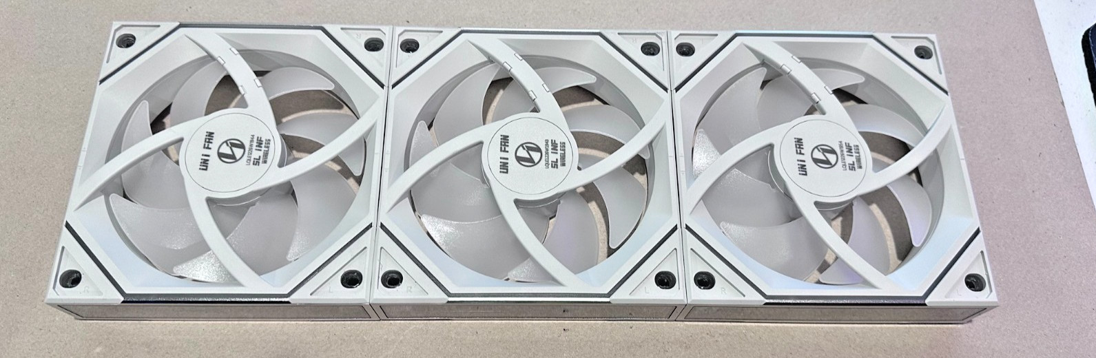 Lian Li UNI Fan SL-Infinity Wireless 120 – 3 Pack (Reverse Blade) – 2.4 GHz