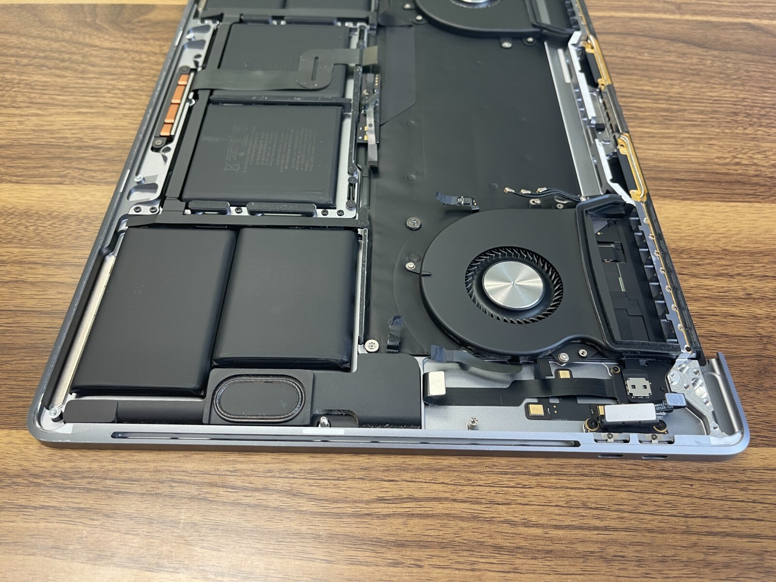 MacBook Pro 16″ 2019 2020 A2141 Top Case – Palmrest + Battery Space Gray – A