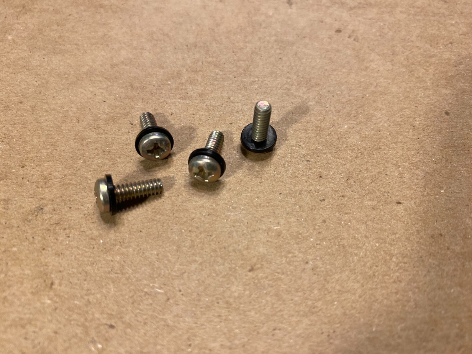 SLOT 1 AMCO CPU BRACKET SCREWS WITH INSULATING WASHER. BRACKETS NOT INCLUDED.