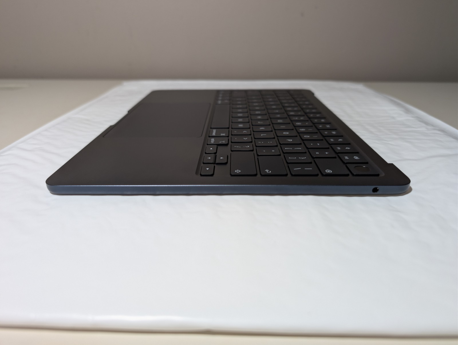 APPLE MACBOOK AIR 2026 A3449 Midnight PALMREST, BATTERY AND SPEAKERS