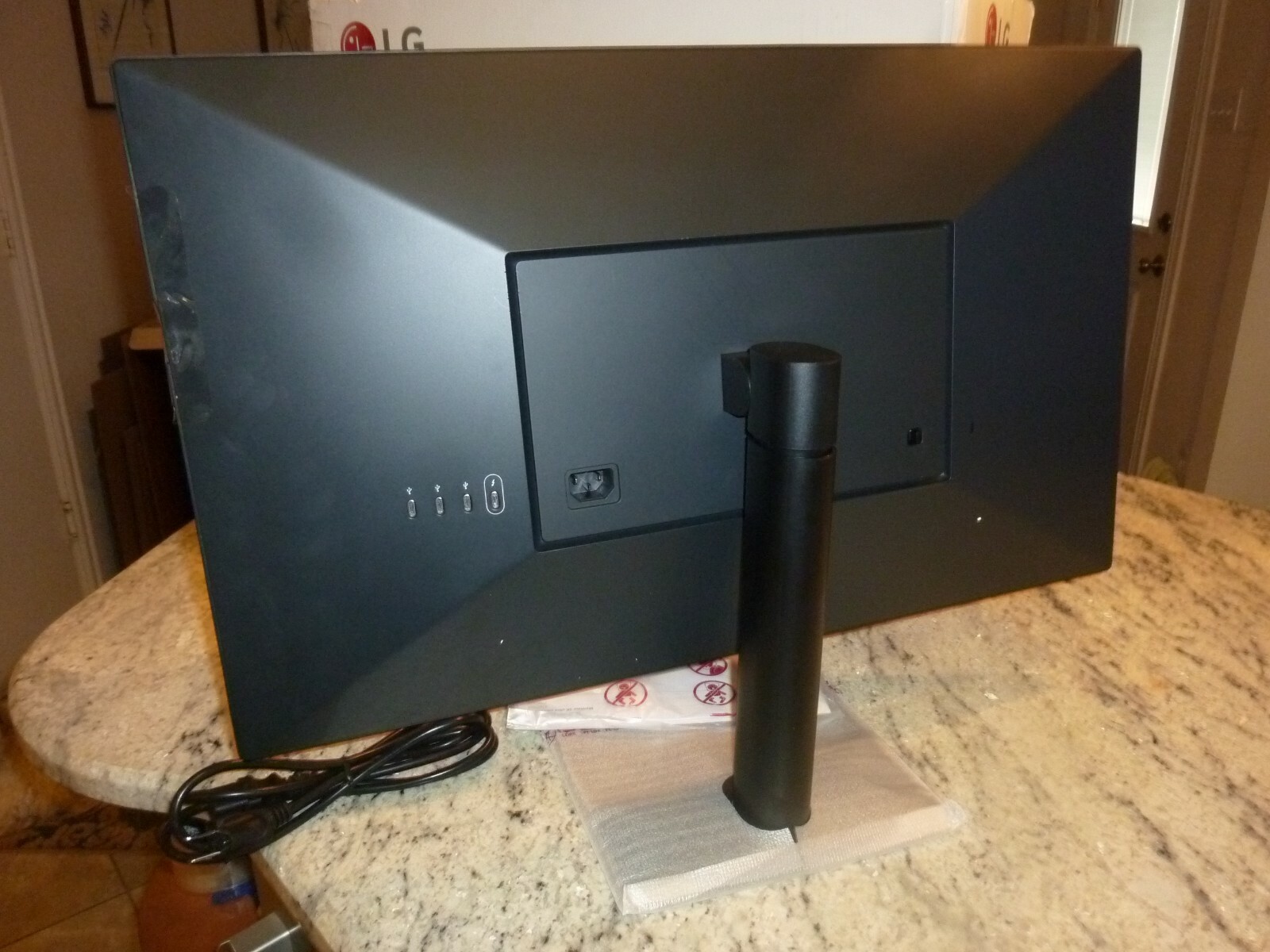 New LG 27MD5KB-B 27″ UltraFine 16:9 5K(5120 x 2880) IPS Monitor w/Issue