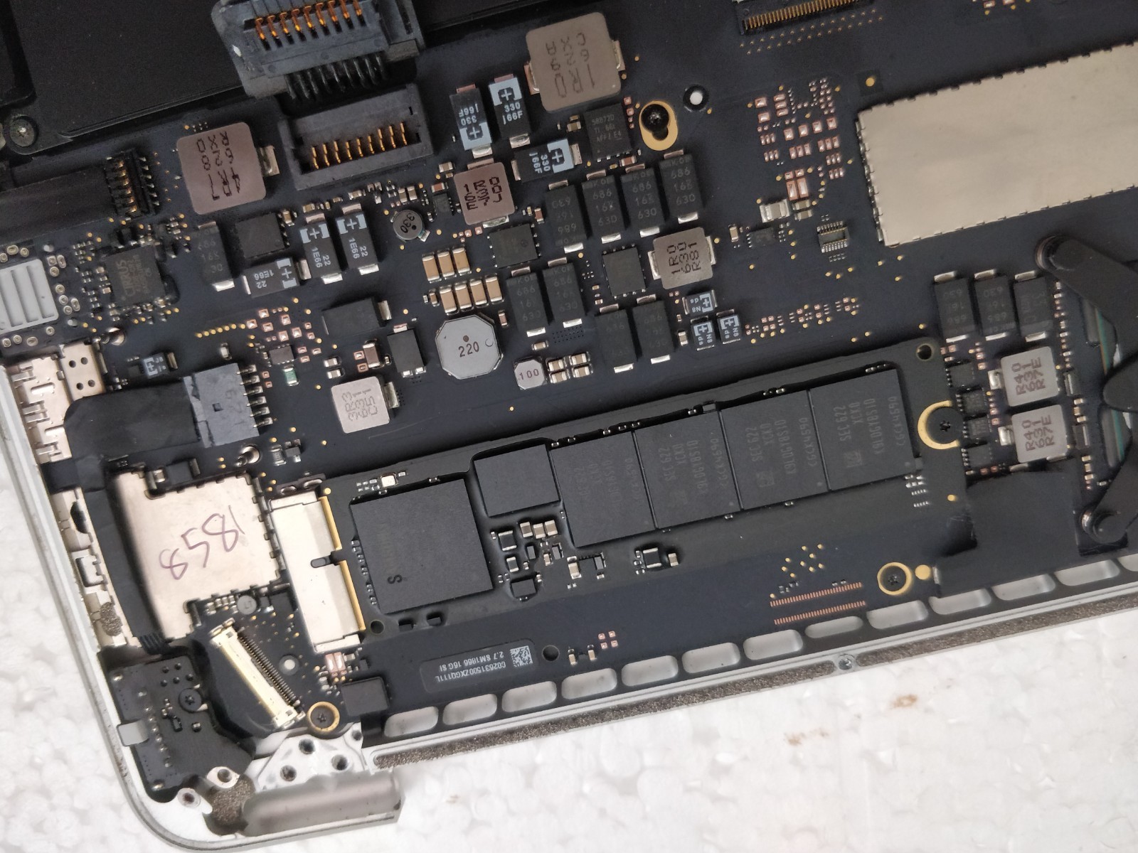 Apple Macbook Pro 13, A1502 ,2015 Logic Board, i5 2.7GHz, 16 GB, 128GB
