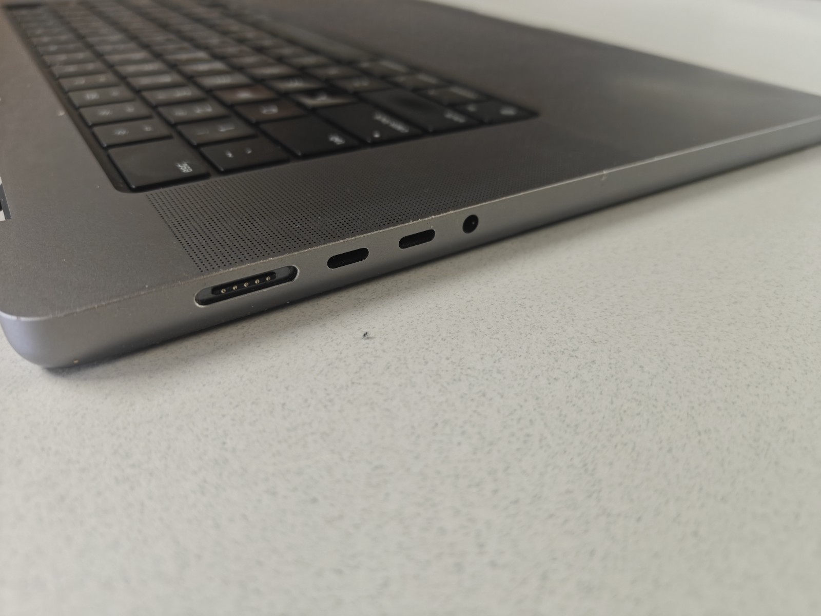 Apple MacBook Pro A2485 Keyboard, Battery – SPACE GRAY – C Grade