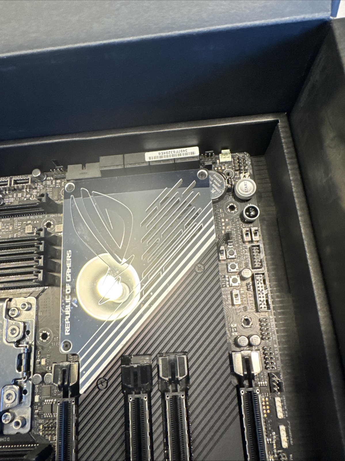 Asus ROG Zenith II Extreme ALPHA TRX40 Mobo + AMD Ryzen Threadripper 3970X CPU