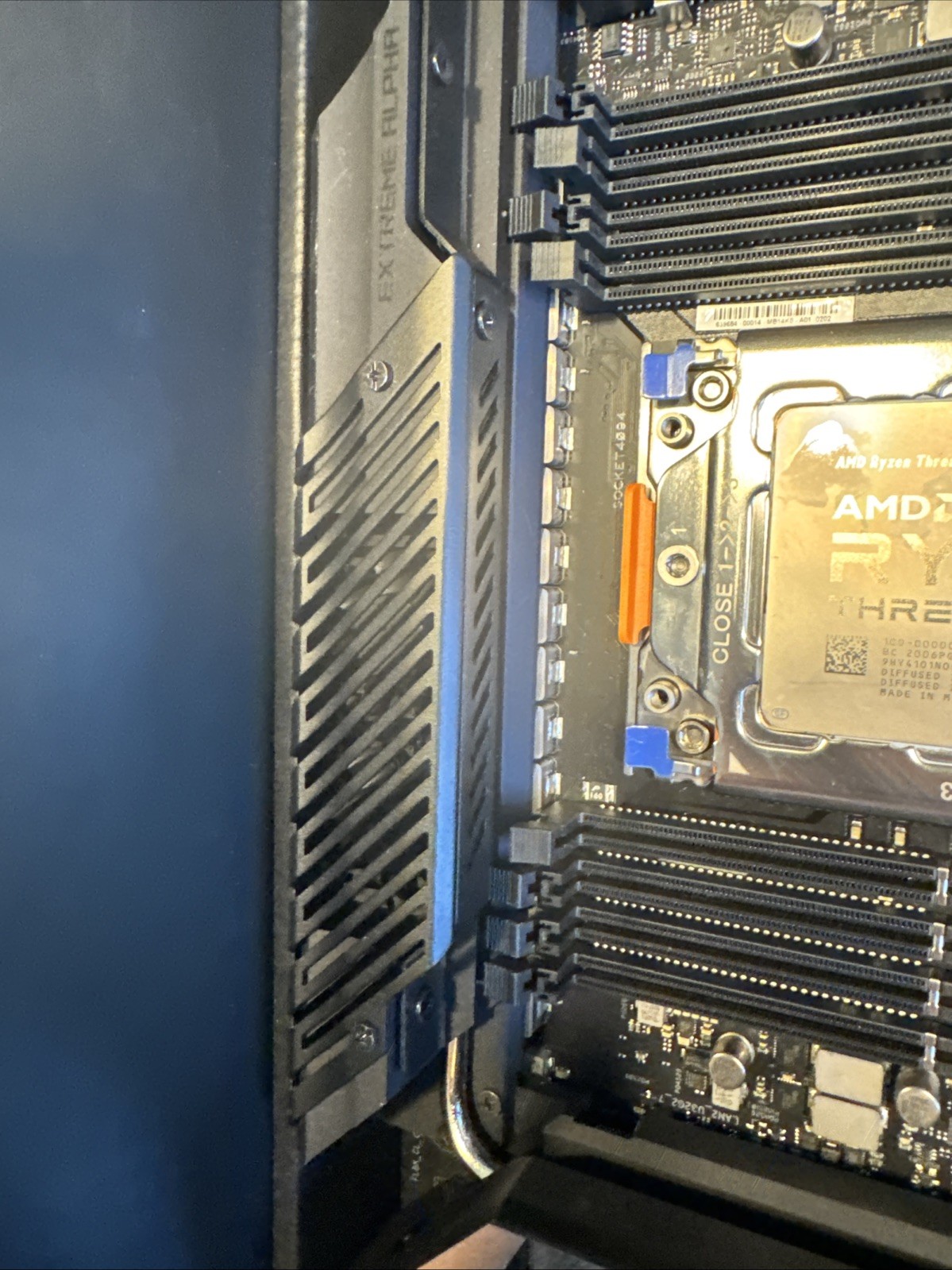 Asus ROG Zenith II Extreme ALPHA TRX40 Mobo + AMD Ryzen Threadripper 3970X CPU