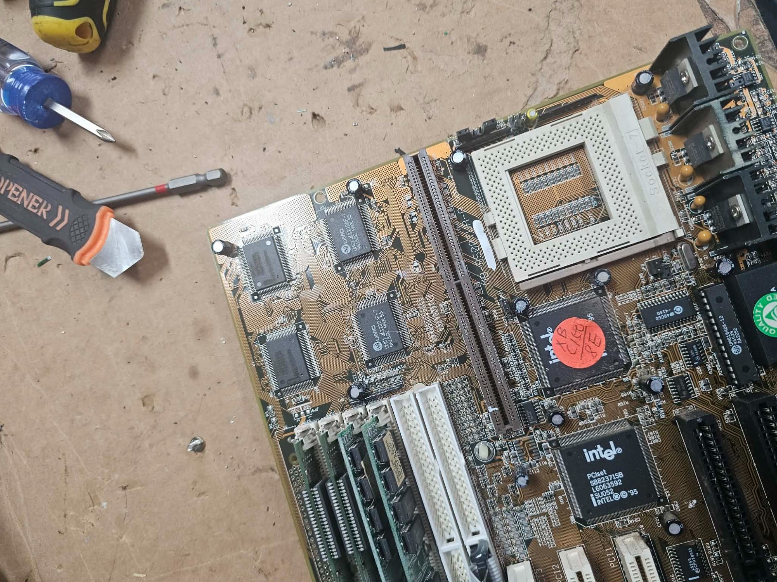 Retro Gaming Biostar MB-8500TUR-A Ver. 2.2 Socket7 PCI ISA w/24MB + Matrox & IO