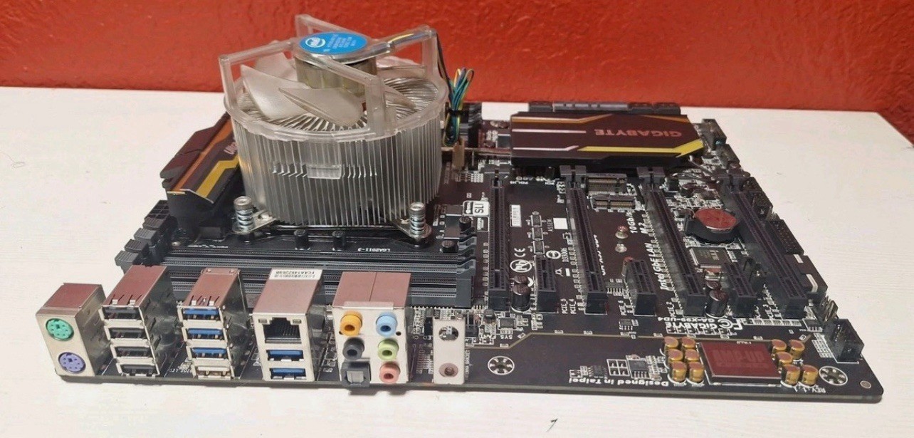 GIGABYTE GA-X99-UD4 Gaming Motherboard i7-5820K CPU