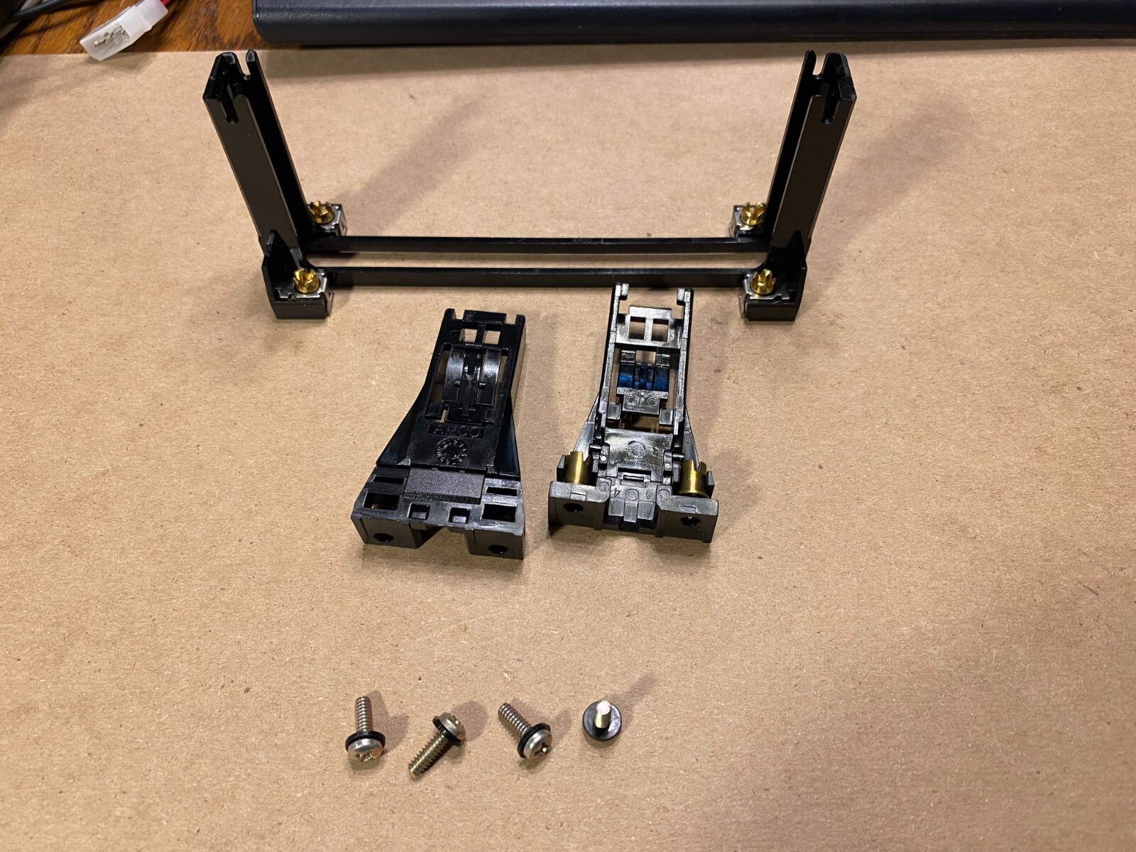 SLOT 1 AMCO CPU BRACKET SCREWS WITH INSULATING WASHER. BRACKETS NOT INCLUDED.