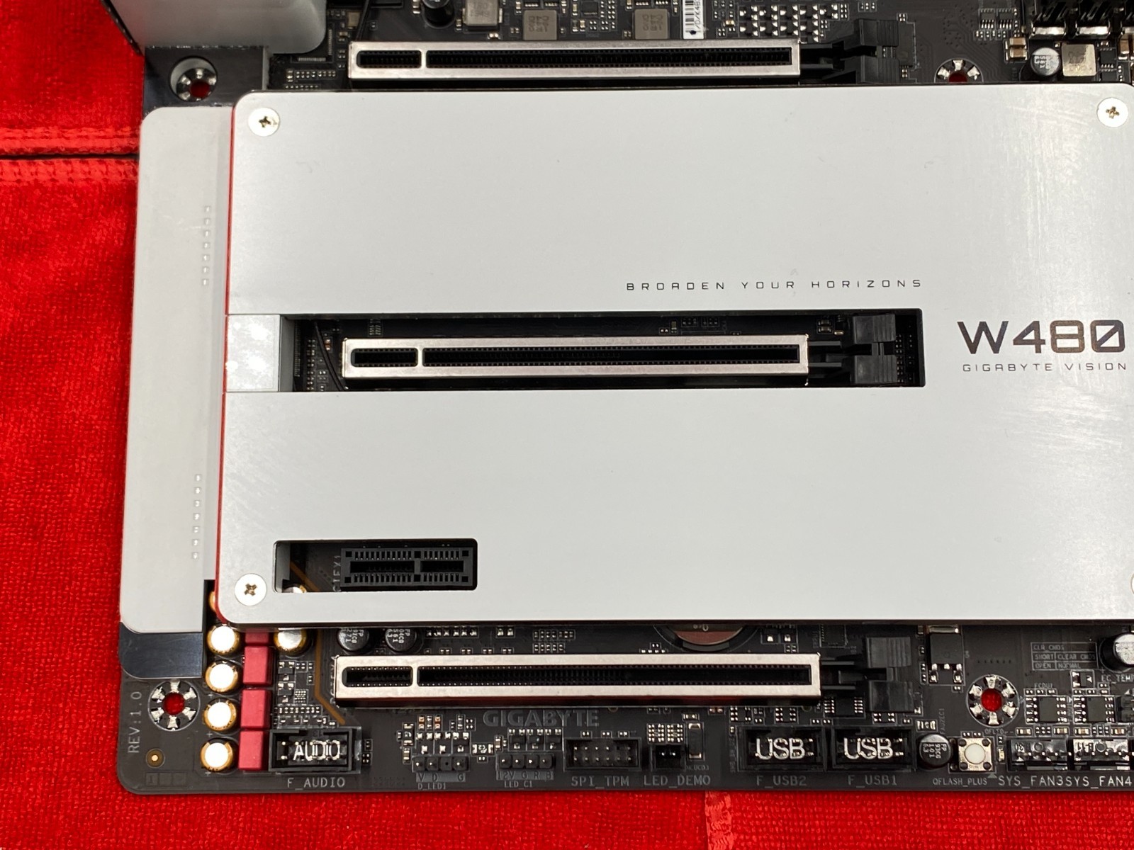 GIGABYTE W480 VISION D WHITE ATX+16GB DDR4 3200MHz GSKILL RAM+NOCTUA CPU COOLER