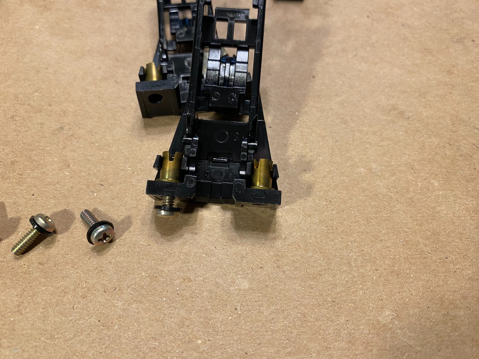 SLOT 1 AMCO CPU BRACKET SCREWS WITH INSULATING WASHER. BRACKETS NOT INCLUDED.