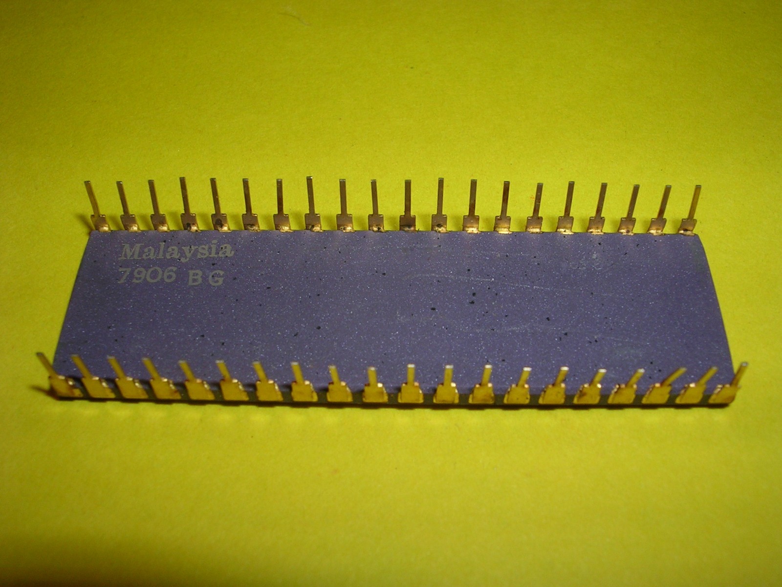 Intel C8748 Single Component 8-Bit Microcomputer w/ EPROM, RAM, and I/O