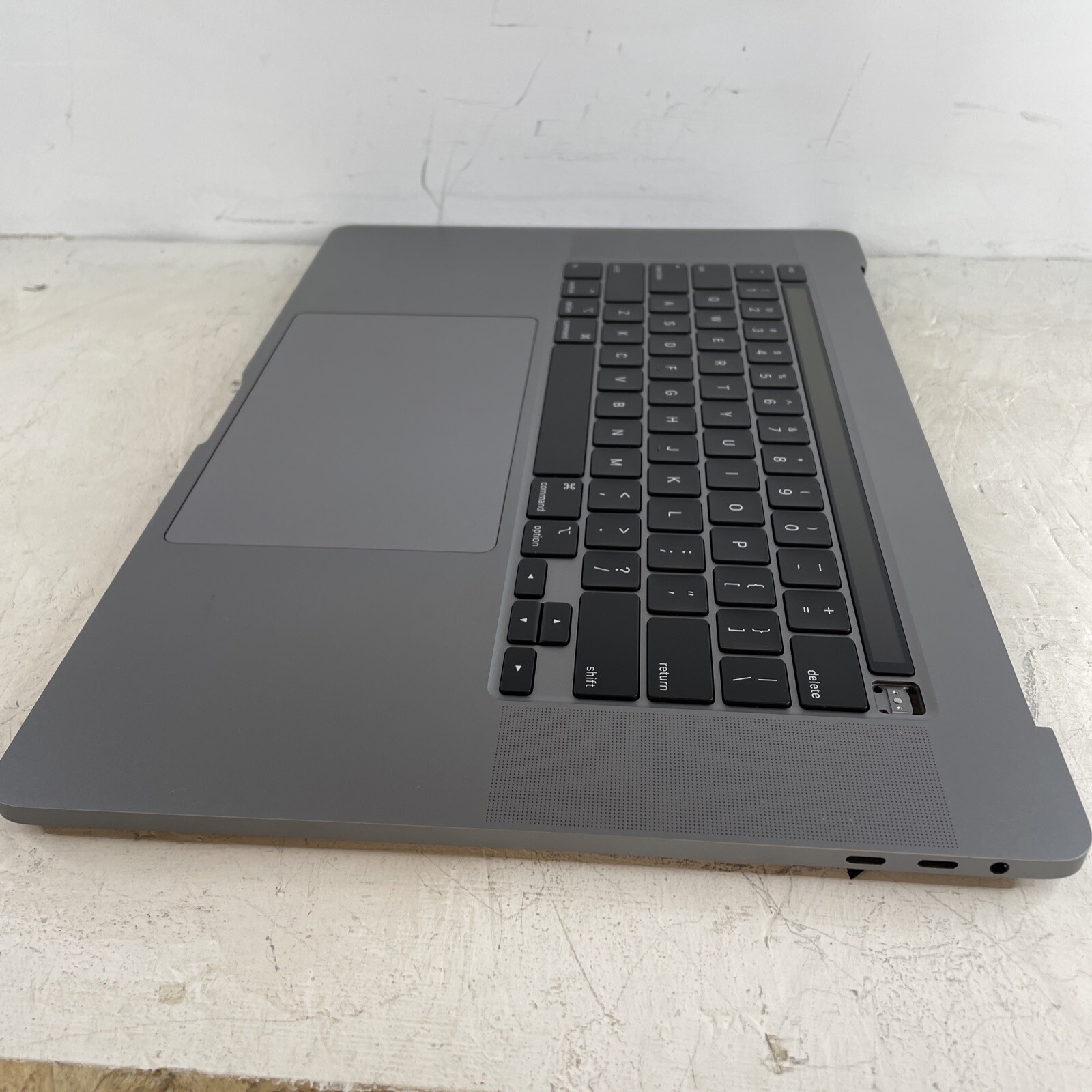 MacBook Pro A2141 2019 16″ Space Gray Palmrest Assembly (Unknown battery) Z18