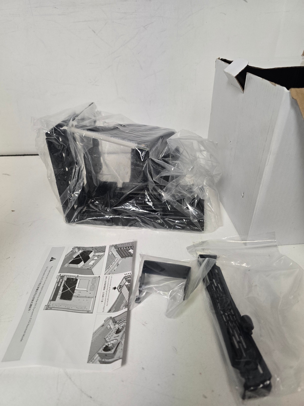 Lian Li Accessory Universal 4-Slots Vertical GPU Card Holder Kit Black