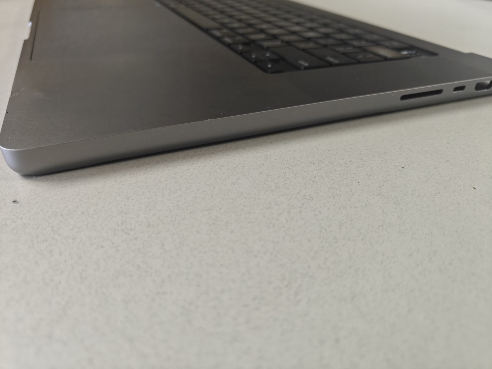 Apple MacBook Pro A2485 Keyboard, Battery – SPACE GRAY – C Grade