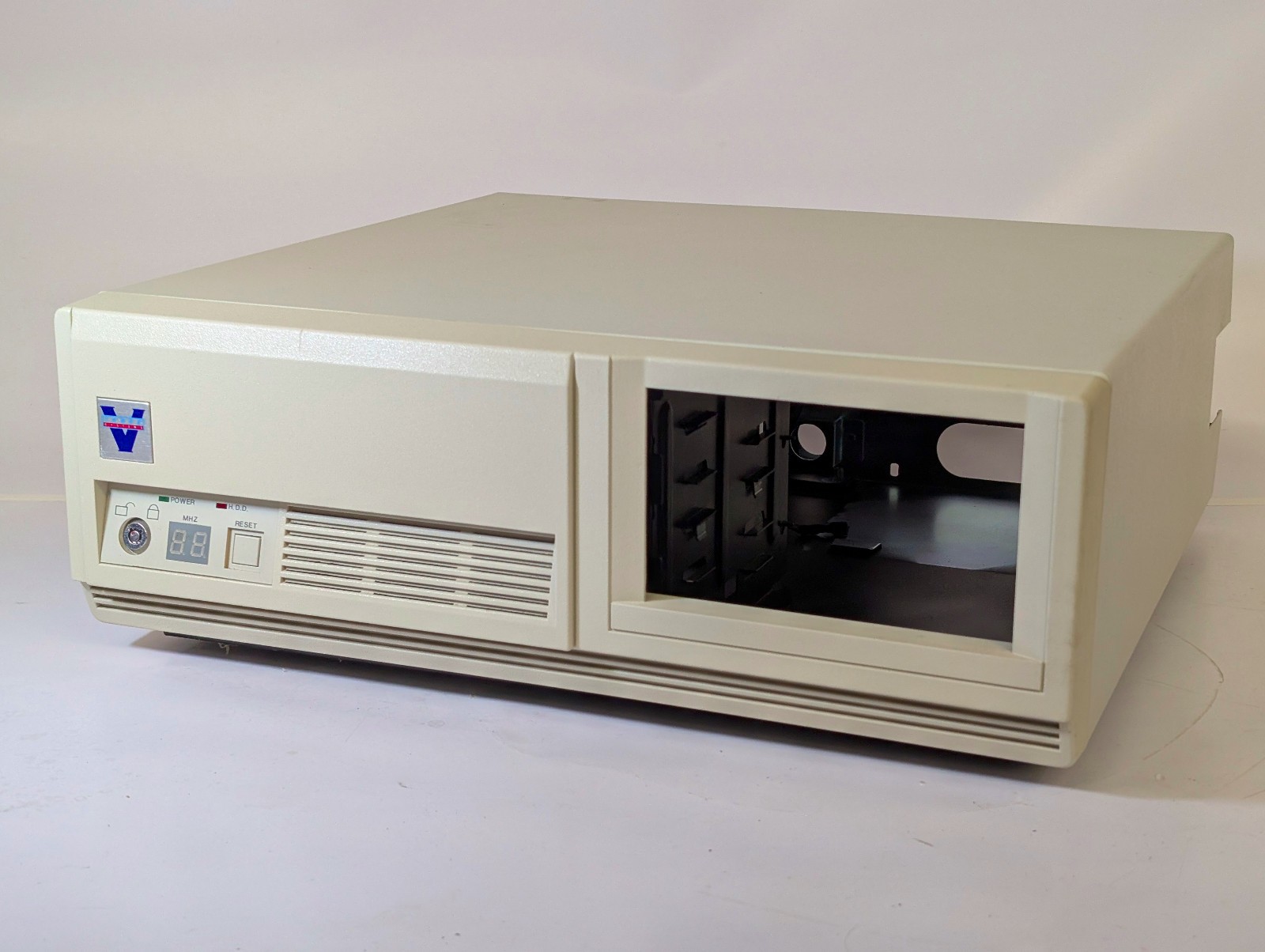 1980s 486 era horizontal computer case beige; V Three Systems PowerGate R486/33
