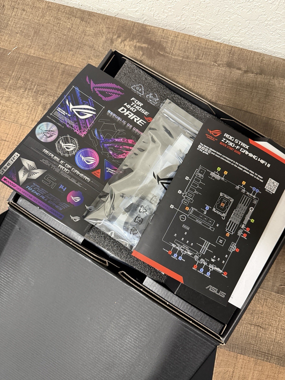 ASUS rot Strix Z790F Gaming WiFi 2 Motherboard (see Description)