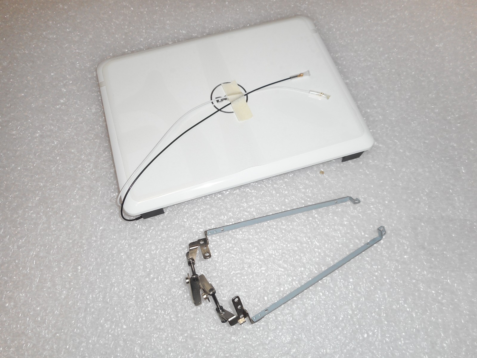 NEW Dell Mini 9 (White) LCD Back Cover W/Hinges Bracket CHA01 K116H