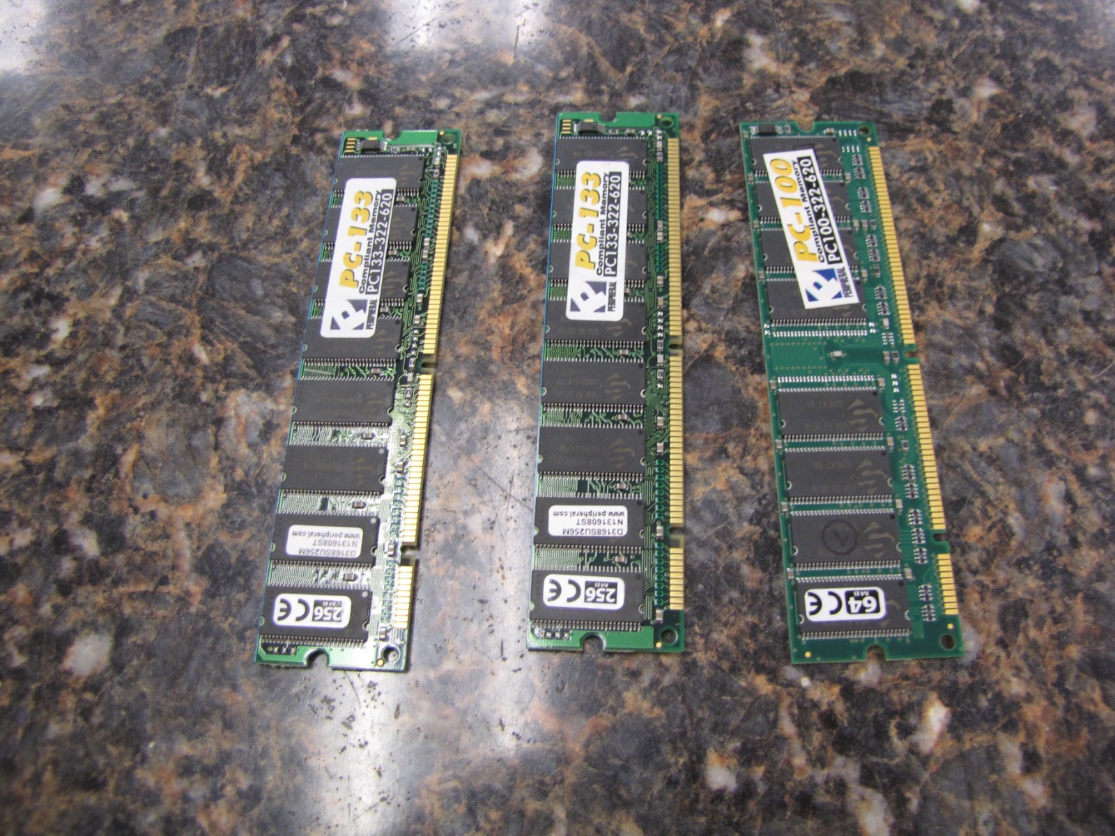 Lot of PC-100 & PC-133 COMPLIANT RAM MEMORY PC100-322-620