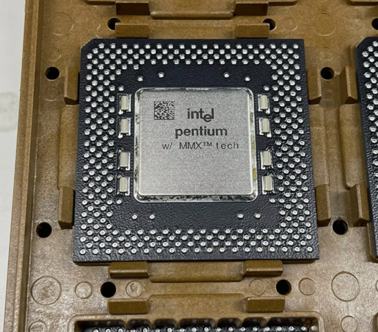 Vintage Intel Pentium MMX 200MHz 32-Bit Gold Socket 7 CPU FV8050366200 SL27J