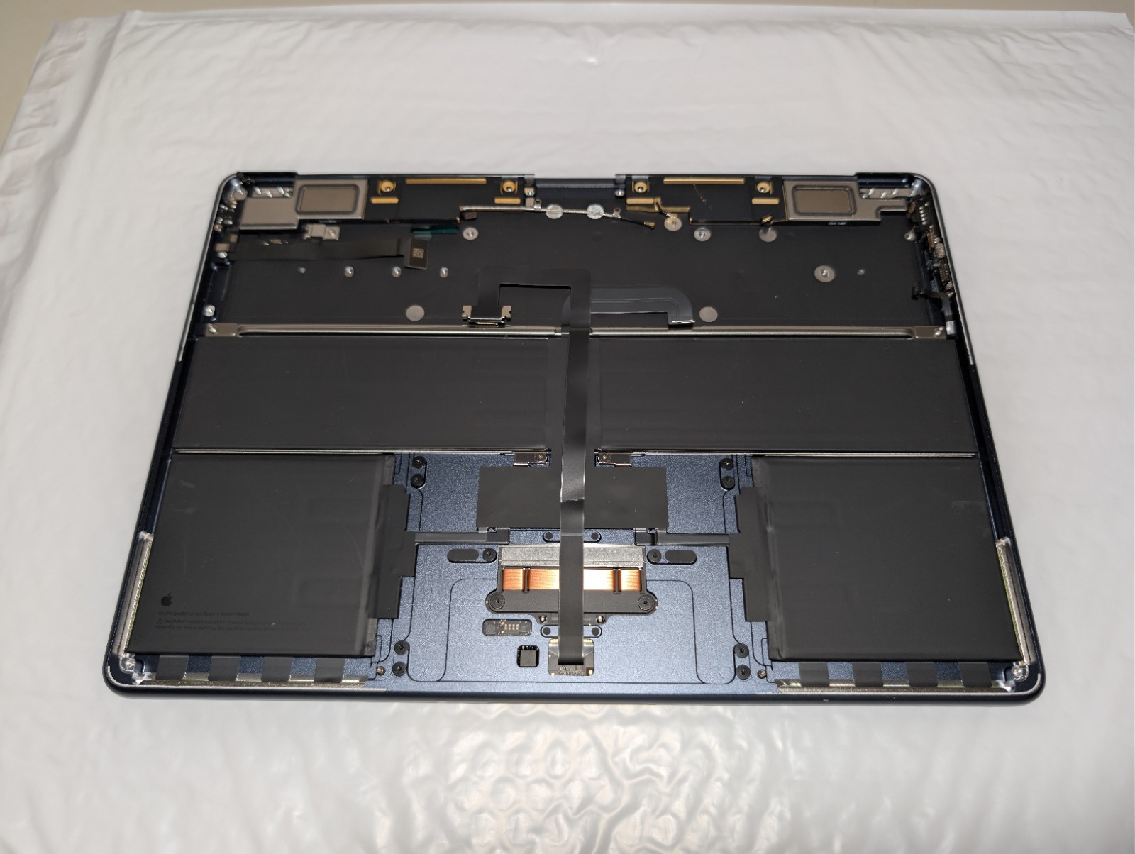 APPLE MACBOOK AIR 2026 A3449 Midnight PALMREST, BATTERY AND SPEAKERS