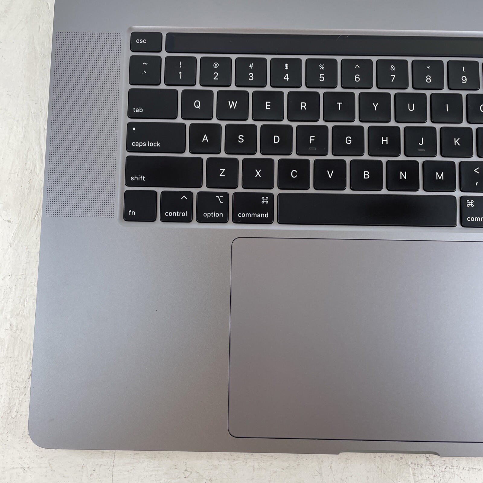 MacBook Pro A2141 2019 16″ Space Gray Palmrest Assembly (Unknown battery) Z18