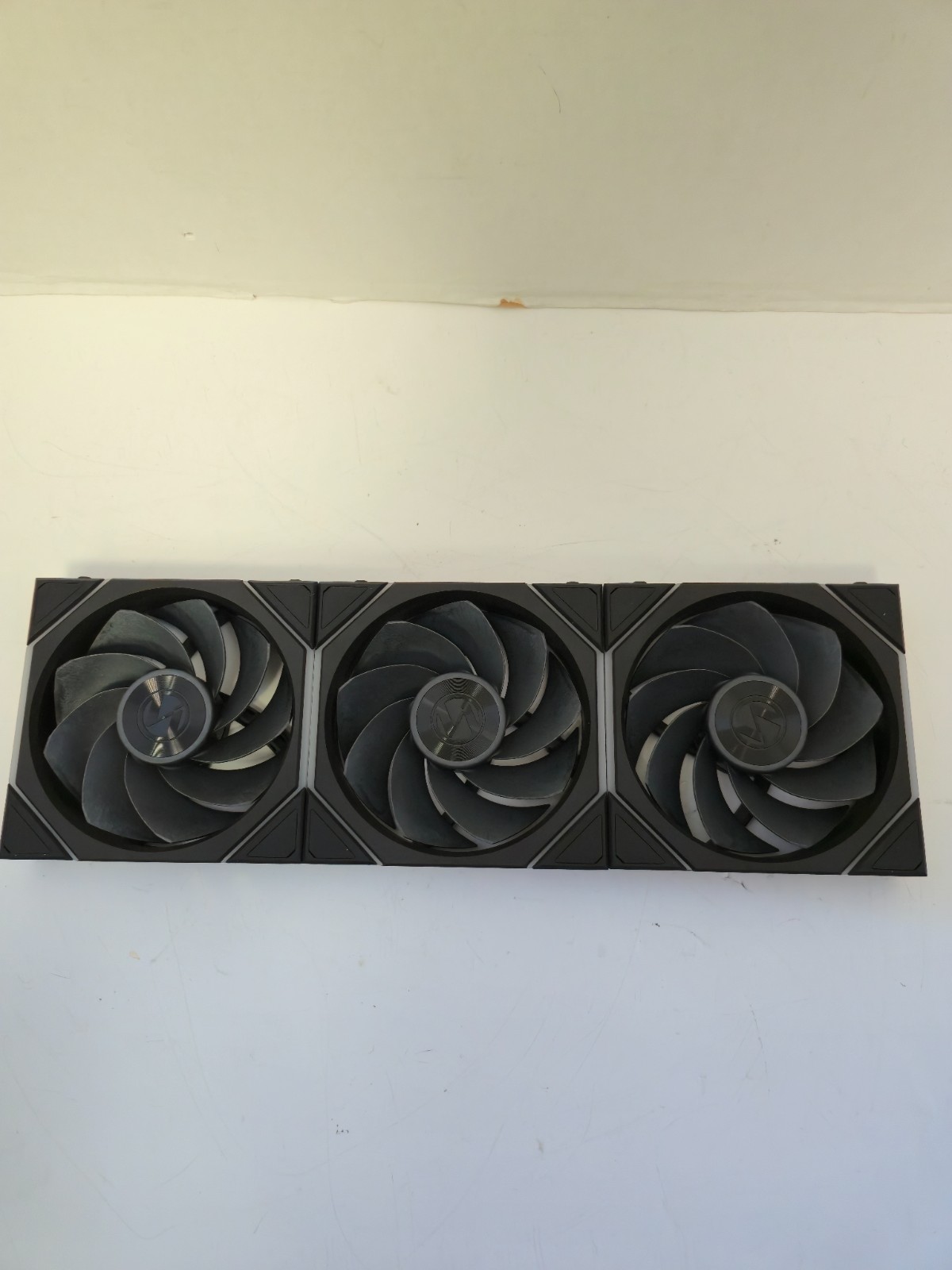 UNTESTED – FANS ONLY – Lian Li TL Wireless 120 Reverse Blade – Black – 3 Pack