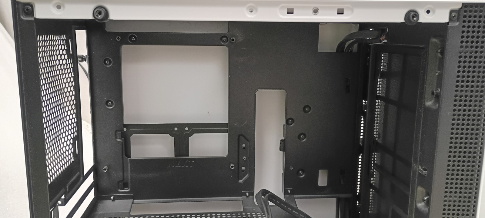 NZXT H200 ATX MINI Tower Case White/Black Tempered Glass NZXTH H200B-W1 USED