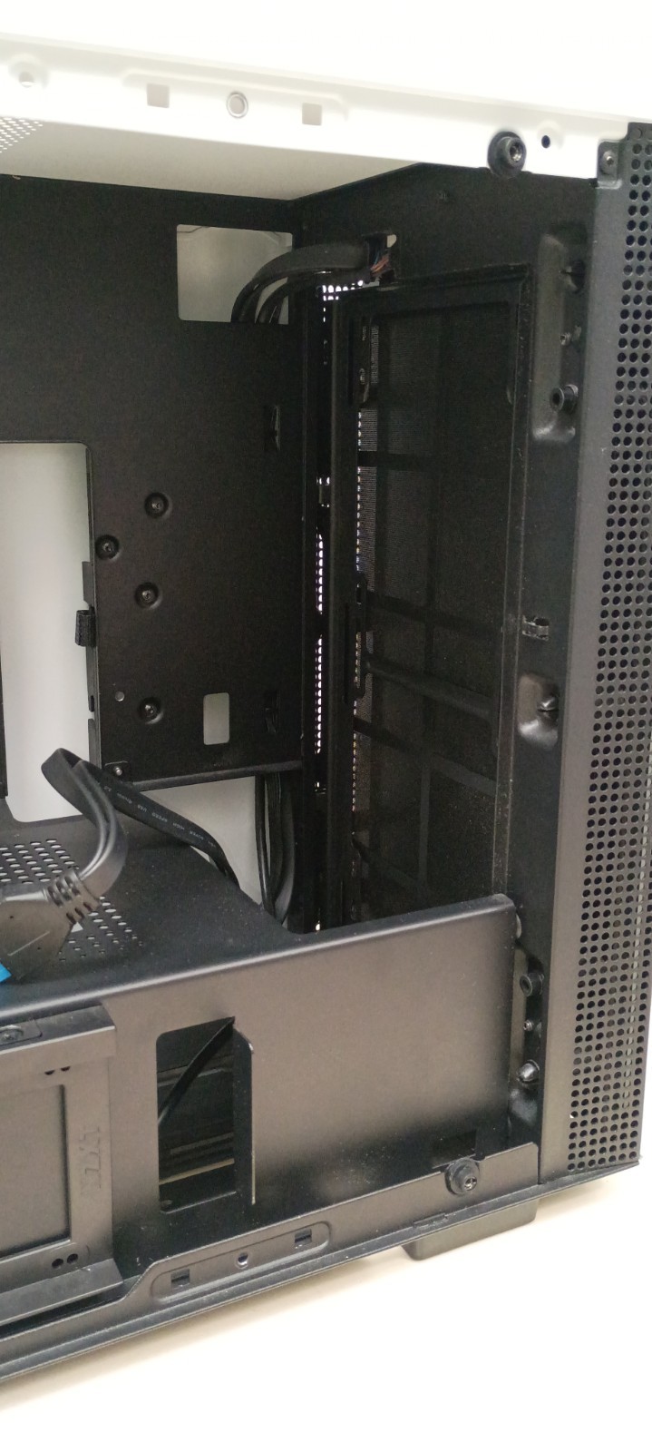 NZXT H200 ATX MINI Tower Case White/Black Tempered Glass NZXTH H200B-W1 USED
