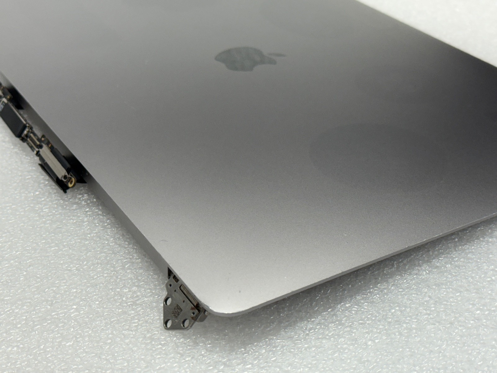 Genuine Apple LCD Screen Assembly 15″ MacBook Pro A1990 2018 2019 – Space Gray
