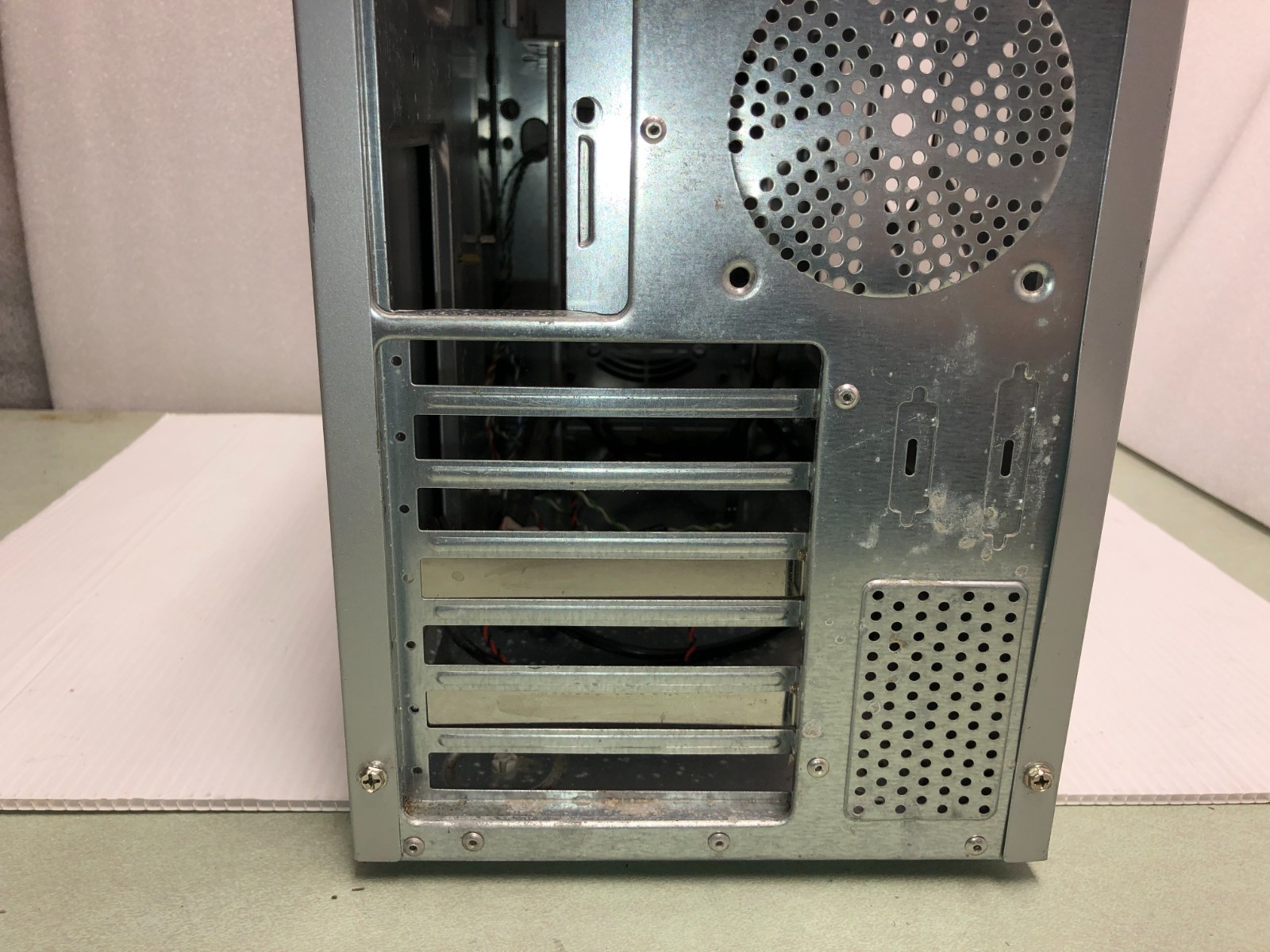 Unbranded Steel Silver Gray Mid-2000s ATX Mid Tower Gaming Computer Case – Used